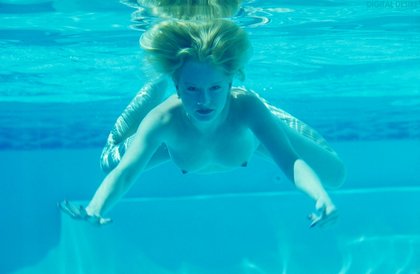 naked underwater4