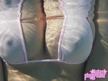 kate grounds pink bikini underwater pictures2