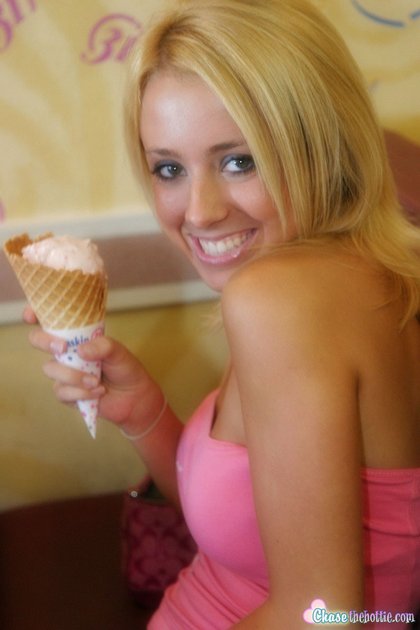 schoolgirl chase the hottie eats ice cream7